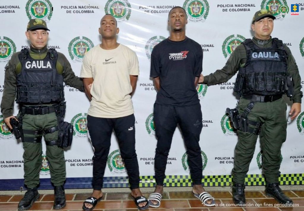 En las fotografías están Carlos Alexander Mosquera, alias Diecisiete o Córdoba; Leidy Tatiana Córdoba Rodríguez y Yohanny Sánchez Moreno, alias Zaranta; acompañados por funcionarios de la policía a los lados y detrás el pendón de la Policía Nacional.