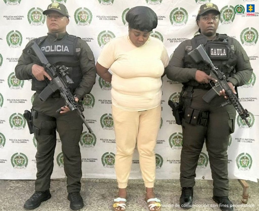 En las fotografías están Carlos Alexander Mosquera, alias Diecisiete o Córdoba; Leidy Tatiana Córdoba Rodríguez y Yohanny Sánchez Moreno, alias Zaranta; acompañados por funcionarios de la policía a los lados y detrás el pendón de la Policía Nacional.