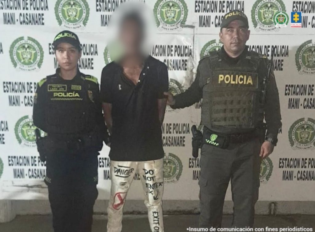 Los dos hombres aparecen en fotografías independientes, con sus manos esposadas y custodiados por uniformados de la Policía.
