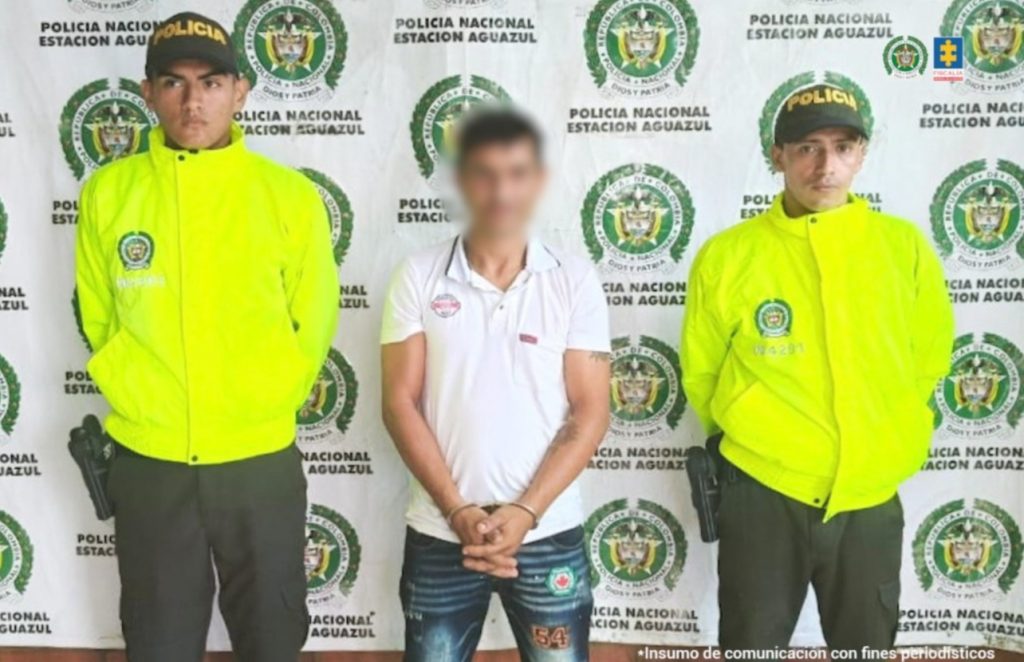 Los dos hombres aparecen en fotografías independientes, con sus manos esposadas y custodiados por uniformados de la Policía.