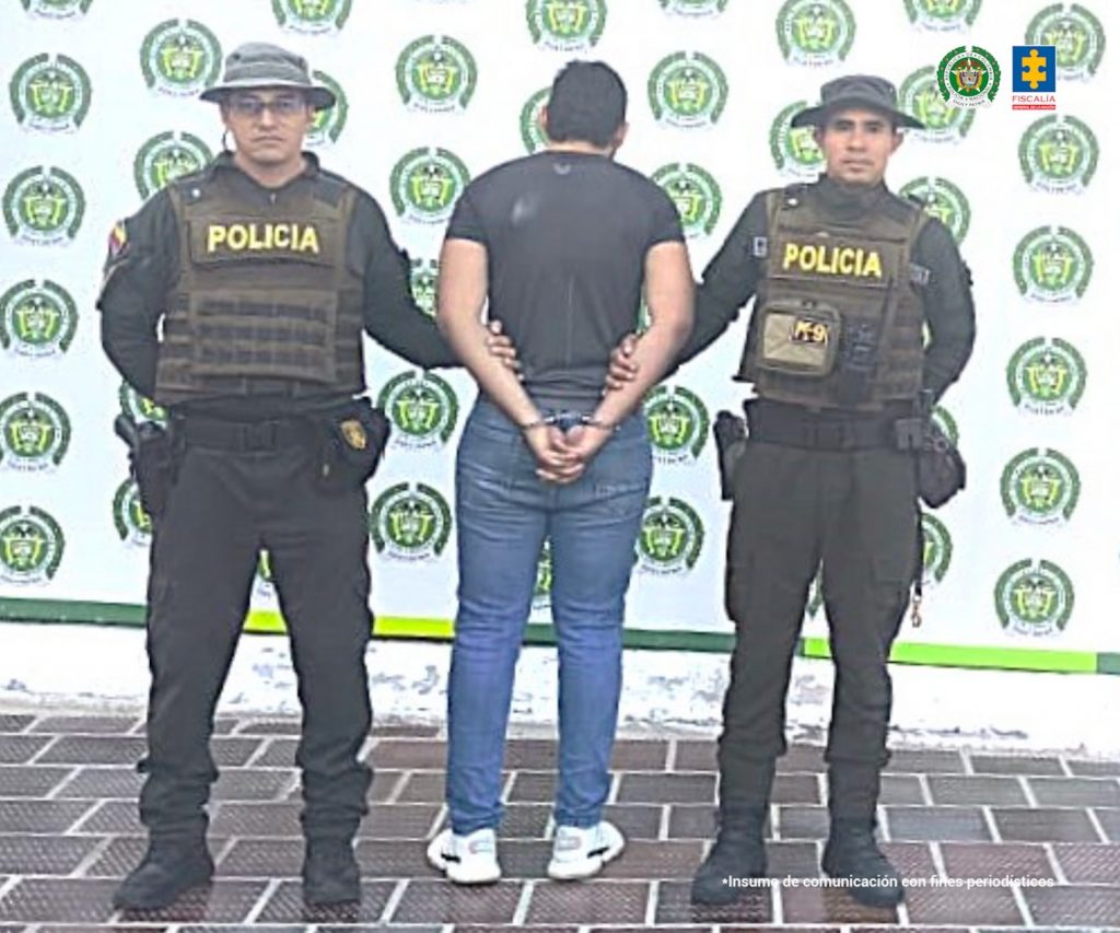 En la imagen se ve a un hombre capturado en compañía de uniformados de la Policía Nacional. La persona fue identificada como Nicolás Mauricio Gutiérrez Rondón, quien habría arrollado a varias personas, una de las cuales murió, en Ocaña, Norte de Santander.