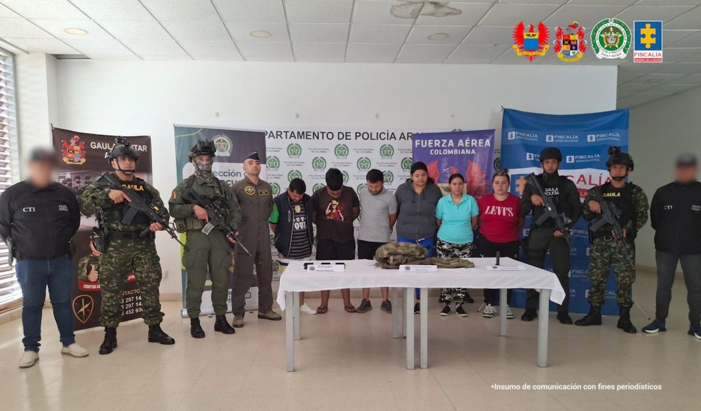 en la imagen se ven 6 detenidos del ELN, 3 hombres y 3 mujeres, se encuetrna entre funcionarios del ejercito, la armada y el cti de la fiscalia