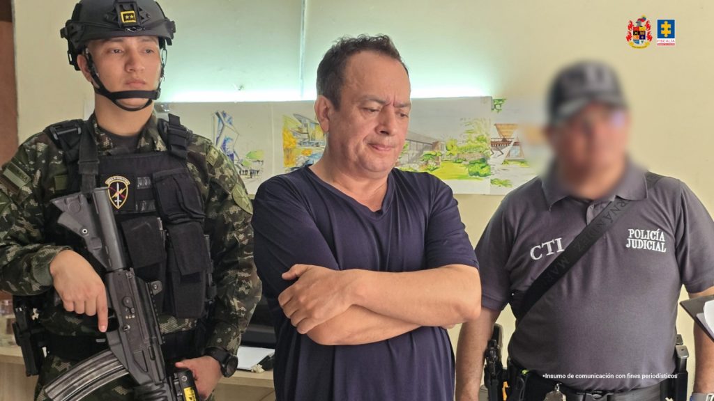 El procesado aparece en varias imágenes esposado y custodiado por servidores del CTI de la Fiscalía y del gaula del Ejército, otras de las imágenes corresponden a los elementos materiales probatorios recaudados en las diligencia de allanamiento.