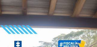 Puerto Rico, Risalralda. Compromiso más allá de las ciudades En la imagen de portada de la sección de redes sociales Fiscalía más cerca se ve una fotografía de dos ciudadanos hombres siendo atendidos por funcionarios de la Fiscalía durante una jornada de atención con un titular que dice: Compromiso más allá de las ciudades.