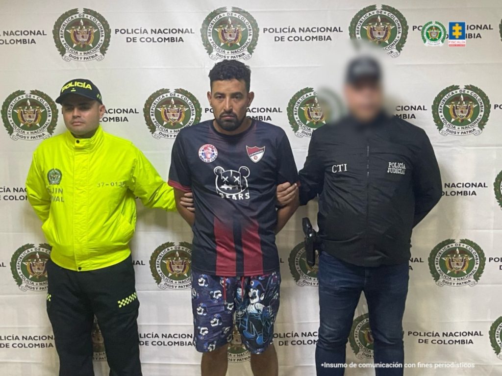 En la imagen se ve a un hombre capturado en compañía de uniformados de la Policía Nacional y del CTI. El hombre fue identificado como Juan Camilo Muñoz Gaviria.