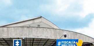 Trabajamos 24 horas para proteger a las víctimas más vulnerables En la imagen de portada de la sección de redes sociales Fiscalía más cerca se ve una fotografía de la fachada del Centro de Atención a Víctimas de la Fiscalía (CAF) en Bogotá, ubicado en la Av. Calle 19 #27 – 09, con un titular que dice Trabajamos 24 horas para proteger a las víctimas más vulnerables.