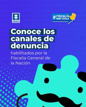 Es un pieza de diseño que tiene el logo de la Fiscalía, una ficha de rompecabezas blanca con fondo azul y la palabra debajo que dice Fiscalía. En la parte superior derecha está el logo de #FiscalíMásCerca con una mano amarilla levantada. Luego hay un texto grande en letra blanca que dice: Conoce los canales de denuncia. Luego en letra pequeña va otro texto blanco que dice: habilitados por la Fiscalía General de la Nación. En la parte superior derecha hay un diseño de una ficha de rompecabezas de color verde agua marina, tiene cejas, ojos y bigote.