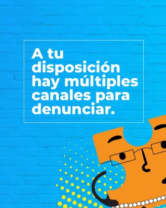 La imagen es una pieza de diseño donde sale una parte de una ficha de un rompecabezas color amarillo quemado con un brazo negro y el fondo es azul con tonalidades agua marina. Esta ficha tiene ojos, cejas y nariz de color negro. Además tiene unas gafas cuadradas transparentes. Va acompañada de un texto en la parte superior que dice: A tu disposición hay múltiples canales para denunciar.