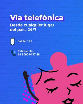 En la imagen es una pieza diseñada con fondo azul. En ella sale un rompecabezas en la esquina derecha de color rosado. Este tiene pestañas, cejas y un brazo, todos de color negro. El texto de esta pieza dice: Vía telefónica Desde cualquier lugar del país, 24/7 Desde celular a la línea 122 Por teléfono fijo al número 01 8000 919748. Junto a este texto aparece la imagen de un celular y de un teléfono fijo.