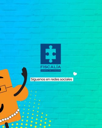 La imagen es una pieza de diseño donde sale una parte de una ficha de un rompecabezas color amarillo quemado con un brazo negro y el fondo es azul con tonalidades agua marina. También aparece el logo de la Fiscalía que es una ficha de rompecabezas en azul con la palabra Fiscalía. Debajo un letrero que dice en negro, síguenos en redes sociales y de fondo una franja blanca. En la parte superior de este texto al costado derecho hay un corazón también de color blanco de tamaño pequeño.