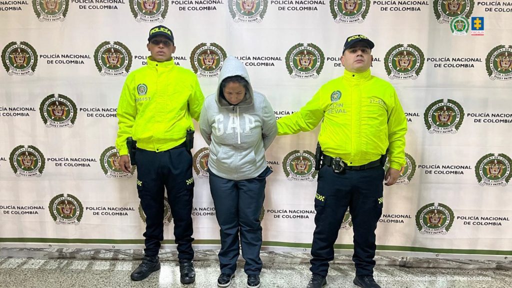 En la imagen se ve a una mujer capturada junto a dos uniformados de la Policía Nacional. La mujer fue identificada como Yuranis Paola Miranda Duarte, quien habría practicado de forma clandestina la extracción de 644 gramos de cocaína y marihuana del cuerpo de una mujer en un apartamento del centro de Medellín.