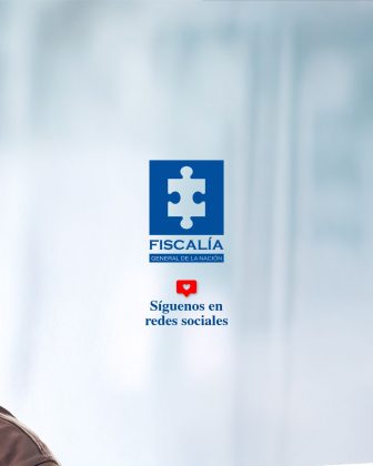 imagen fondo azul en donde se ve el logo de la fiscalia y se lee: siguenos en redes sociales