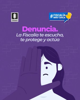 En la imagen se ve el logo de la Fiscalía en la parte superior izquierda, es una ficha blanca con fondo negro y debajo dice Fiscalía. Al lado derecho superior aparece el logo de Fiscalía Más Cerca, la palabra pegada con el signo número delante. La pieza grafica tiene un fondo violeta y en el está dibujada la mitad de la cara de una mujer de color blanco, su ceja, ojo y mitad de boca es de olor morado. La otra mitad de la cara está tapado con una mano de color morado.