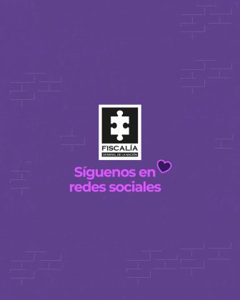 Pieza diseño fondo morado. En la parte central el logo de la Fiscalía en color blanco con un fondo negro, es una ficha de un rompecabezas. Debajo del logo un texto que dice, síguenos en nuestras redes sociales y un corazón pequeño en la parte derecha superior.