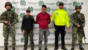En la fotografía se observan cinco personas, dos de ellas uniformados del Ejército Nacional, dos de la Policía Nacional y la persona capturada.