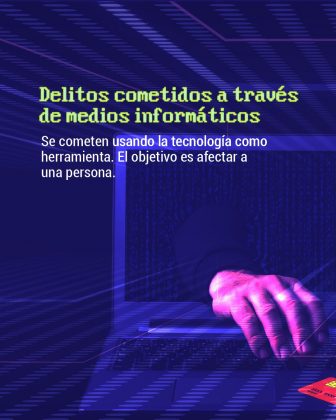 Definición (texto principal): “Se cometen usando la tecnología como herramienta. El objetivo es afectar a una persona.” Esto implica que la tecnología no es el blanco del delito (como en los delitos informáticos), sino el medio a través del cual se ejecuta una conducta delictiva, y que la víctima es una persona, no el sistema. 🔹 Diseño visual: Fondo oscuro con tonos azules y púrpuras, acompañado de líneas digitales y binarios, manteniendo la estética tecnológica de las imágenes anteriores. Elemento gráfico central: Una mano iluminada en tonos rosados/morados se proyecta desde una pantalla de computador portátil, extendiéndose sobre el teclado. Cerca del teclado, se observa parcialmente una tarjeta de crédito roja, lo cual sugiere delitos como el fraude electrónico o el robo de datos personales o financieros.