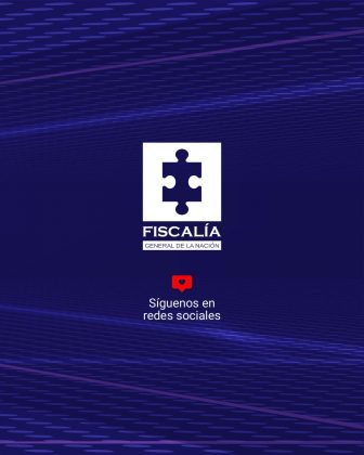 Fondo azul con logo de la fiscalia en blanco y debajo de el el texto "siguenos en nuestras redes sociales"