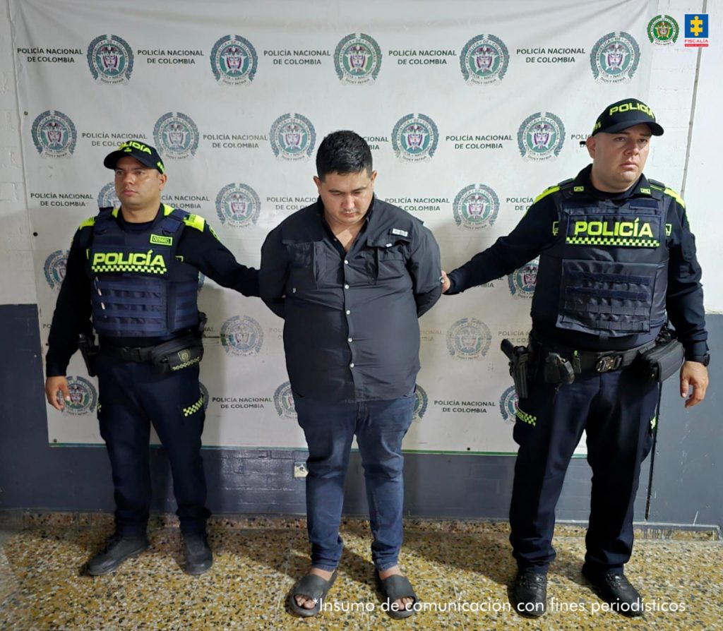 En la imagen aparece el procesado, en medio de una pareja de servidores de la Policía Nacional.