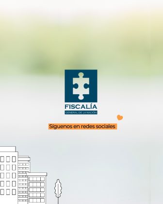 logo en zul de la Fiscalia, abajo de ella en color negro y resaltada en naranja la frase "siguenos en redes sociales. en la parte inferior izquierda se ve unas siletas de edificios y arboles en blanco y negro