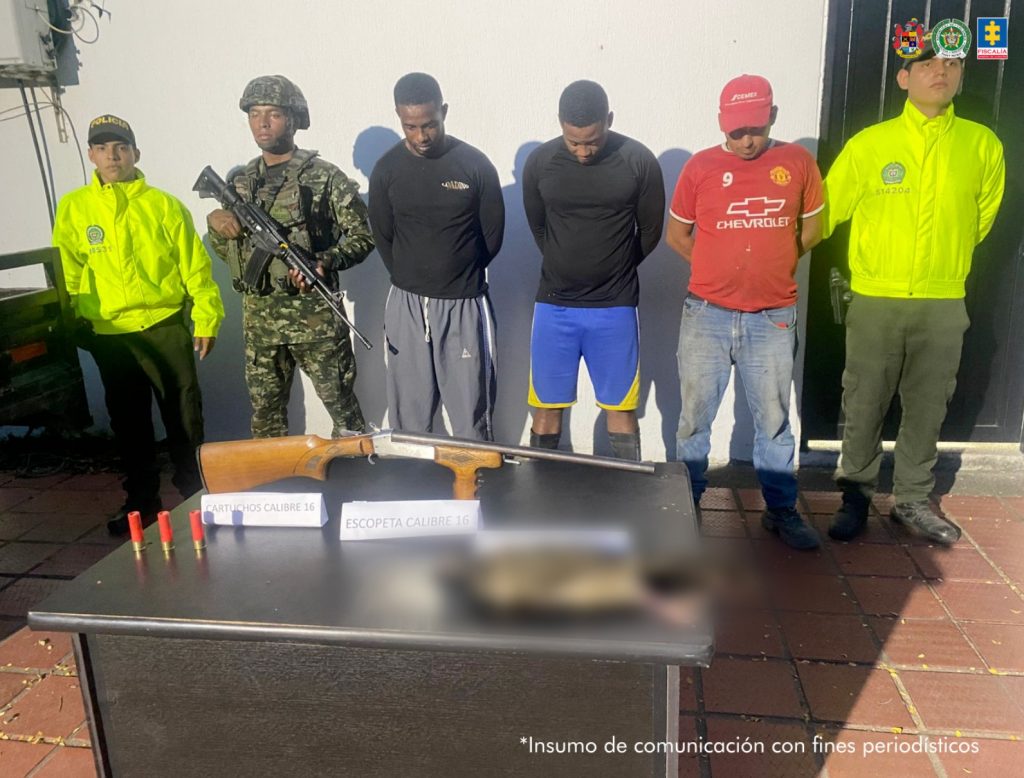 En la imagen tres hombres capturados custodiados por integrantes del la Fiscalía, Policía y Ejército.
