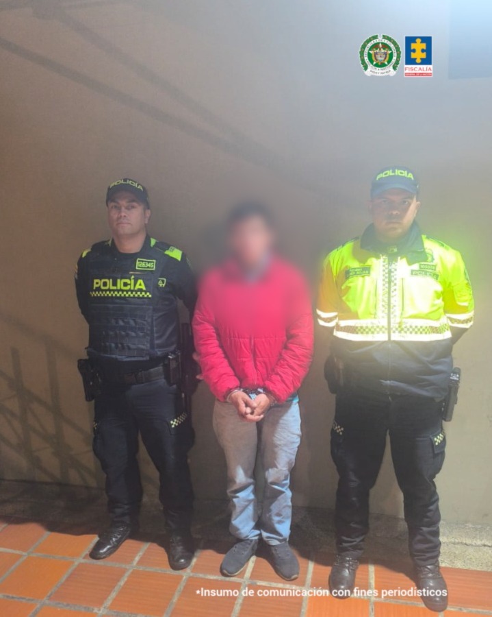  En la imagen aparece el procesado, en medio de una pareja de servidores de la Policía Nacional.