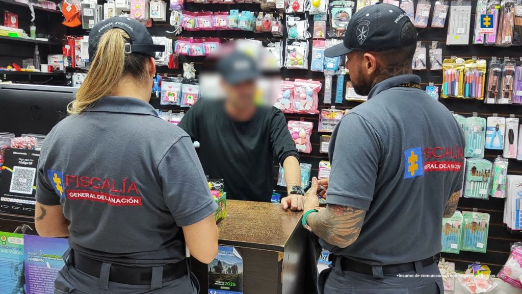 En las fotos se ven a los funcionarios del CTI y del Ejército hablando con los comerciantes de la carrera 23 de Manizales.
