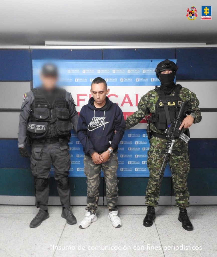 En las fotos aparece Cristian Jhon Hadder Cardona Martínez acompañado de funcionarios de grupo Gaula del CTI y del Ejército.