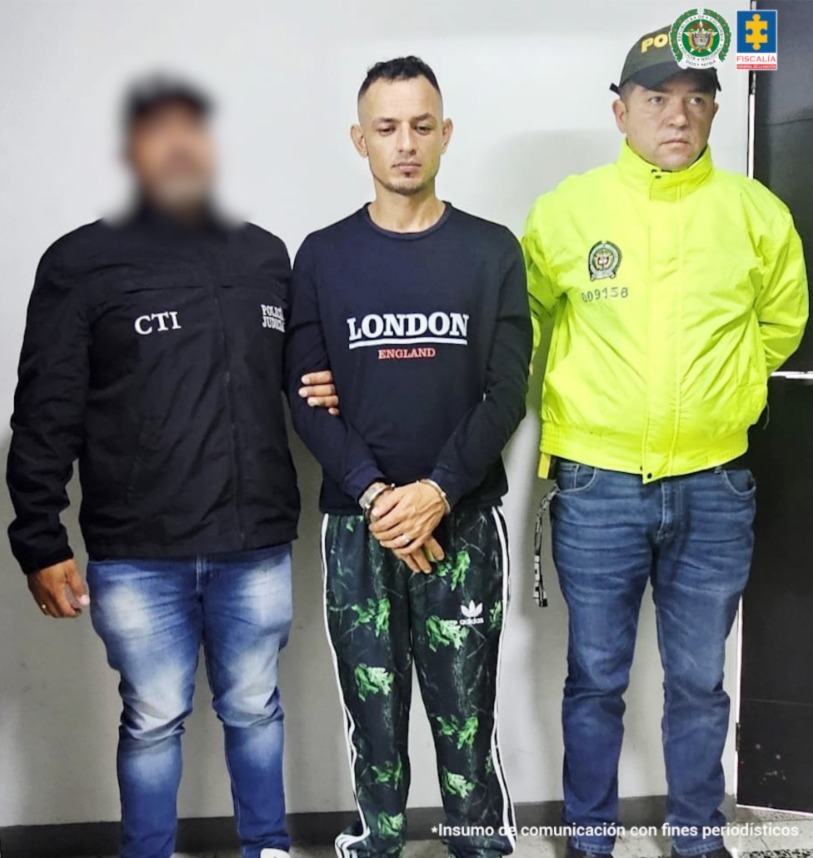 En la foto aparece Jefferson Fernando Loaiza Saavedra acompañado de dos funcionarios del CTI y la Policía Nacional.