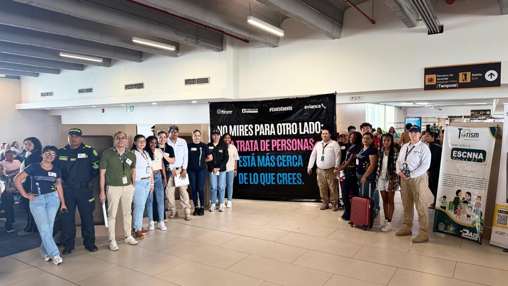 Durante la jornada, jóvenes líderes en la promoción de la prevención de la explotación sexual y comercial contra niños, niñas y adolescentes, presentaron un performance que recreó las vivencias de las víctimas de trata de personas, visibilizando las graves consecuencias de este flagelo que vulnera los derechos fundamentales.