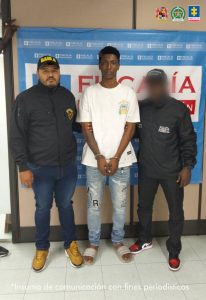 En la foto Dabian Yesid Fernández Mena acompañado de dos funcionarios del Cuerpo Técnico de Investigación (CTI).