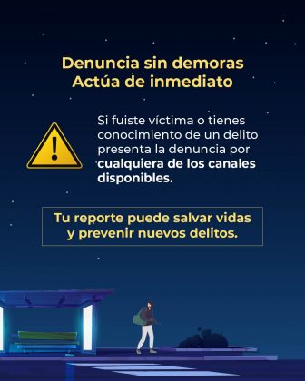 La imagen tiene un fondo azul oscuro con estrellas, que simula la noche. En la parte superior aparece el mensaje en letras amarillas y blancas: “Denuncia sin demoras Actúa de inmediato” Debajo, junto a un ícono triangular de advertencia en color amarillo, se lee: “Si fuiste víctima o tienes conocimiento de un delito presenta la denuncia por cualquiera de los canales disponibles.” Más abajo, enmarcado en un recuadro amarillo, está el texto: “Tu reporte puede salvar vidas y prevenir nuevos delitos.” En la parte inferior se observa la ilustración de una mujer caminando cerca de una parada de bus iluminada.