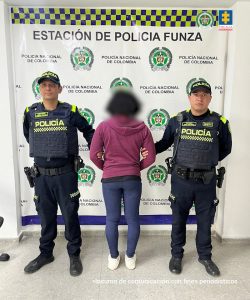 En la imagen se observa al judicializado de espalda y en medio de integrantes de la Policía Nacional.
