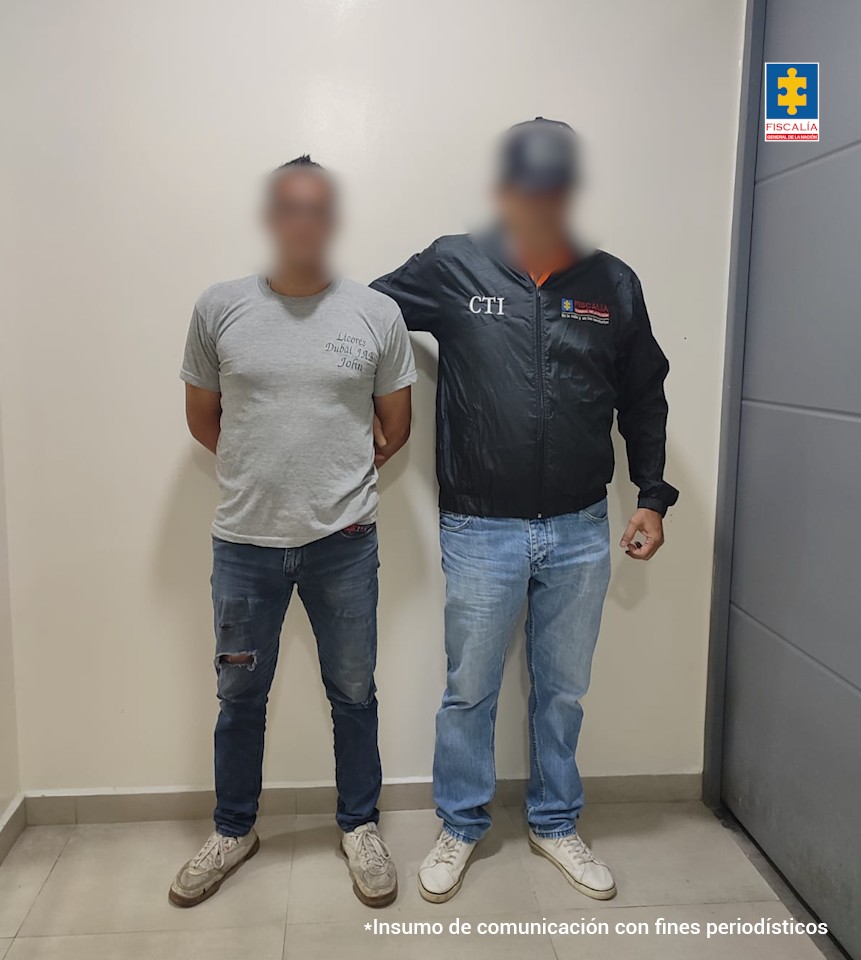 En la imagen aparece el judicializado de frente y al lado un investigador del CTI. Las dos personas tienen los rostros con efecto BLUR. 