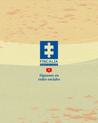 Esta es una imagen institucional de la Fiscalía General de la Nación de Colombia. El diseño es sencillo y sobrio. El fondo está compuesto por franjas en tonos tierra: beige, arena y verde claro, con algunas manchas rojizas dispersas que parecen representar textura de un suelo natural, como tierra o piedra. En el centro de la imagen aparece el logotipo de la Fiscalía, que consiste en una pieza de rompecabezas de color blanco sobre un fondo azul oscuro. Debajo del logo, se lee el nombre institucional: "FISCALÍA GENERAL DE LA NACIÓN" en letras azules y mayúsculas. Un poco más abajo, hay un ícono rojo en forma de corazón dentro de un cuadro de diálogo, como los que se usan en redes sociales. Acompañando este ícono, está el texto en letras azules: "Síguenos en redes sociales".