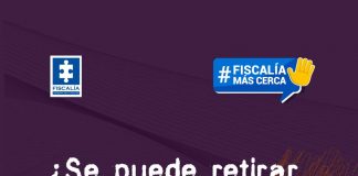¿Se puede retirar una denuncia en la Fiscalía? La imagen tiene un fondo morado con trazos naranjas. En la parte superior izquierda aparece el logotipo de la Fiscalía General de la Nación y en la parte superior derecha un recuadro azul con el texto: “#Fiscalía Más Cerca” acompañado de un ícono de una mano levantada. En el centro de la imagen se lee la pregunta: “¿Se puede retirar una denuncia?” Y justo debajo, en letras amarillas: “Esto es lo que debes saber.” En la parte inferior derecha se observa la ilustración de un hombre vestido con saco y camisa, en actitud pensativa, con la mano en el mentón.