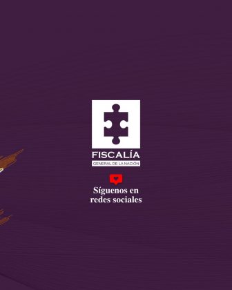 La imagen muestra un fondo de color morado oscuro. En el centro aparece el logotipo de la Fiscalía General de la Nación de Colombia, que consiste en una pieza de rompecabezas blanca dentro de un recuadro. Debajo del logotipo está el texto: “FISCALÍA GENERAL DE LA NACIÓN” Un poco más abajo, con un ícono de corazón rojo, se lee el mensaje: “Síguenos en redes sociales”