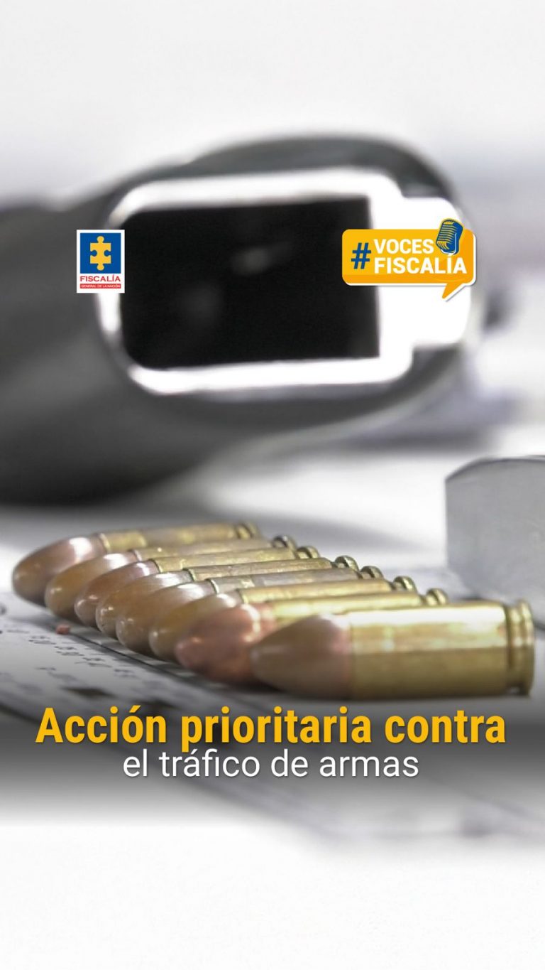 En la portada de la sección de redes sociales Voces Fiscalía se ve la fotografía de unas vainillas de de pistola con un titular que dice: Acción prioritaria contra el tráfico de armas.