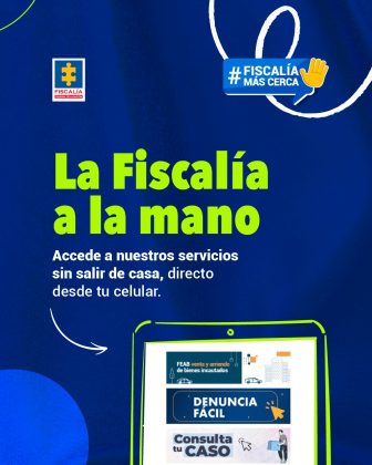 La imagen es un afiche institucional de la Fiscalía General de la Nación (Colombia). El diseño tiene un fondo azul con detalles gráficos y en la parte superior se encuentran dos logotipos: A la izquierda, el de la Fiscalía General de la Nación (un rompecabezas amarillo con una pieza azul). A la derecha, el sello de campaña #FiscalíaMásCerca, acompañado de una mano amarilla en alto. El texto principal en el centro dice en letras grandes y verdes: “La Fiscalía a la mano” Debajo, en letras blancas, se lee: “Accede a nuestros servicios sin salir de casa, directo desde tu celular.” En la parte inferior aparece un dibujo de una tableta digital, en cuya pantalla se muestran algunos de los servicios en línea de la entidad: FEAB venta y arriendo de bienes incautados Denuncia Fácil Consulta tu caso