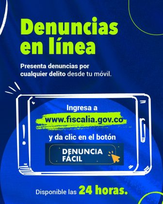 La imagen es un cartel institucional de la Fiscalía General de la Nación (Colombia) que promociona el servicio en línea “Consulta tu caso”. El diseño tiene un fondo azul con elementos gráficos circulares y un monitor dibujado en blanco. En la parte superior se lee en letras grandes y verdes: “Consulta tu caso” Debajo, en letras blancas: “Revisa el estado de tu caso en cualquier momento y lugar.” En el centro, dentro del monitor ilustrado, se muestra el texto: “Ingresa a www.fiscalia.gov.co” (la dirección web está resaltada en verde fosforescente). “allí busca el botón” seguido de la imagen del botón oficial de la página que dice “Consulta tu caso”, acompañado por un dibujo de una persona sosteniendo una carpeta azul. El mensaje comunica que los ciudadanos pueden revisar en línea el estado de los procesos que llevan ante la Fiscalía, de forma fácil y desde cualquier lugar.