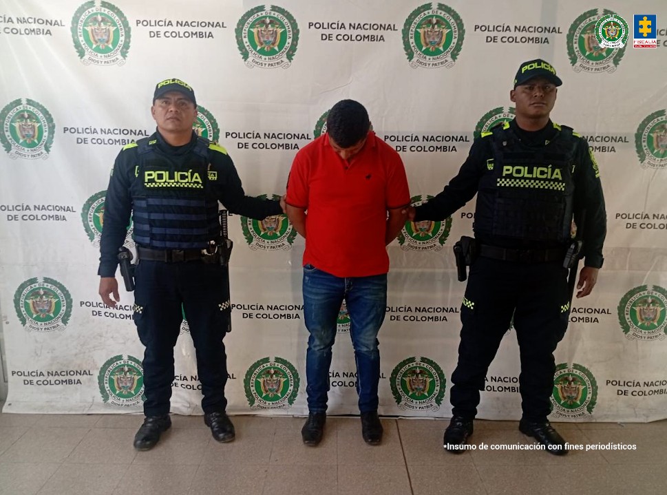 En la imagen se observa al procesado de frente, en medio de integrantes de la Policía Nacional.