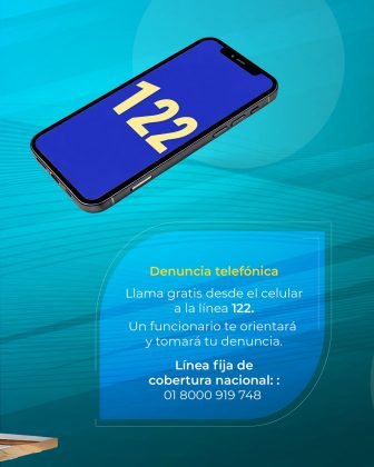 Descripción visual y textual: Texto principal: Título: "Denuncia virtual" (en amarillo). Cuerpo del mensaje: "Ingresa a Denuncia Fácil, en www.fiscalia.gov.co Disponible las 24 horas." Diseño gráfico: El fondo tiene tonos azules con líneas curvas, lo que le da un aspecto moderno y digital. En primer plano, hay un hombre con gafas y camisa de cuadros frente a un computador de escritorio. En la pantalla del computador se muestra el portal web de la Fiscalía (específicamente la página de Denuncia Virtual).