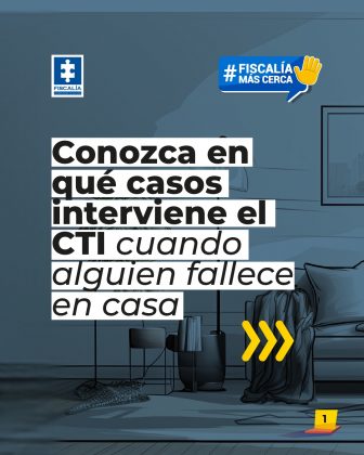La imagen es una pieza gráfica institucional de la Fiscalía General de la Nación de Colombia que introduce una campaña informativa sobre el papel del CTI (Cuerpo Técnico de Investigación) en casos de fallecimientos dentro de una vivienda. El texto principal, en blanco y negro, dice: “Conozca en qué casos interviene el CTI cuando alguien fallece en casa.” En la parte superior izquierda aparece el logotipo de la Fiscalía, y en la derecha un sello con el lema #FiscalíaMásCerca, acompañado de una mano levantada en amarillo. En la parte inferior derecha se observa un marcador de evidencia amarillo con el número 1. El fondo está ilustrado como una sala hogareña con un sofá, una manta, una mesa auxiliar y un objeto caído en el suelo, lo que sugiere un espacio doméstico.