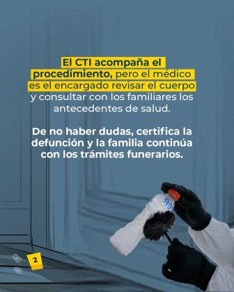 La imagen corresponde a una pieza informativa de la Fiscalía General de la Nación de Colombia sobre el papel del CTI en un procedimiento. El texto principal, resaltado en amarillo, dice: "El CTI acompaña el procedimiento, pero el médico es el encargado revisar el cuerpo y consultar con los familiares los antecedentes de salud." Luego, se explica que si no hay dudas, el médico certifica la defunción y la familia puede continuar con los trámites funerarios. Visualmente, en la parte inferior derecha aparece una mano enguantada sosteniendo una botella de plástico y usando un pincel para revelar huellas. En el suelo, al lado izquierdo, se observa un marcador de evidencia amarillo con el número 2. El fondo es azul con un diseño sobrio que mantiene el enfoque en el texto y la acción del investigador.