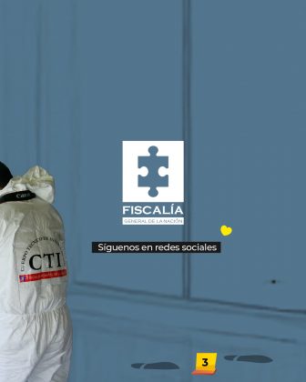 La imagen muestra una pieza gráfica institucional de la Fiscalía General de la Nación de Colombia. A la izquierda se ve parcialmente a una persona vestida con un traje blanco de bioseguridad del CTI (Cuerpo Técnico de Investigación). En el centro está el logotipo de la Fiscalía, que incluye una figura en forma de rompecabezas. Debajo del logo aparece el texto: “Síguenos en redes sociales”. En la parte inferior derecha hay una marca de señalización forense con el número 3, junto a huellas simuladas en el piso. El fondo es de color azul uniforme.