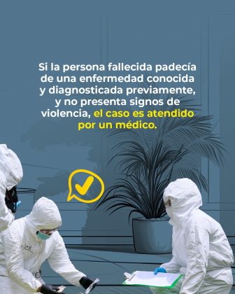 La imagen es una pieza informativa de la Fiscalía General de la Nación de Colombia sobre cómo se maneja un caso de fallecimiento cuando no hay señales de violencia. El texto central indica: “Si la persona fallecida padecía de una enfermedad conocida y diagnosticada previamente, y no presenta signos de violencia, el caso es atendido por un médico.” Algunas palabras están destacadas en amarillo para resaltar lo más importante: “el caso es atendido por un médico.” Visualmente, en la parte inferior se ven tres personas vestidas con trajes blancos de bioseguridad, mascarillas y guantes, trabajando en la escena: una toma evidencias, otra sostiene documentos en un portapapeles, y otra observa. En el fondo hay una ilustración de plantas de interior, lo que sugiere que la escena se desarrolla en un espacio cerrado. También aparece un ícono amarillo con un check dentro de un globo de diálogo, como símbolo de validación.