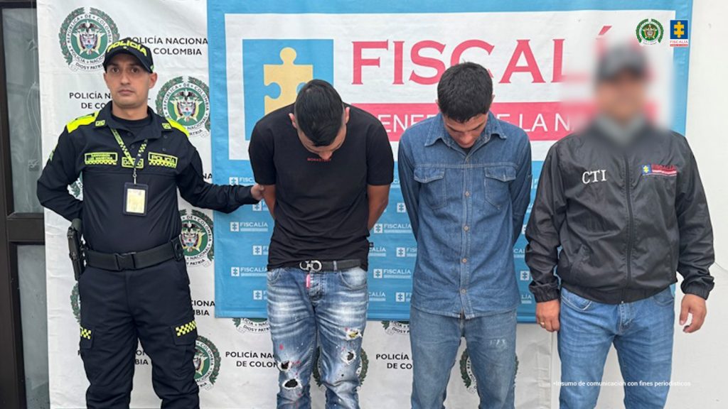 Los capturados aparecen de frente a la cámara, con sus rostros ocultos y cara agachada, esposados y en medio de servidores del CTI de la Fiscalía y Policía.