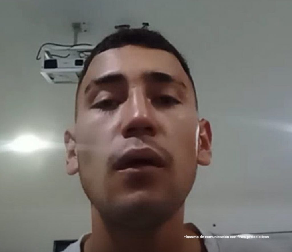 En la imagen un hombre joven, de piel trigueña en la audiencia de imputación