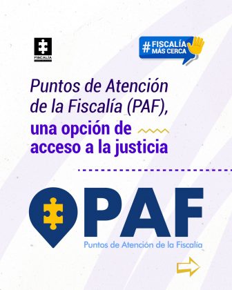 Parte gráfica: Parte superior izquierda: Logo de la Fiscalía General de la Nación (piezas de rompecabezas en blanco y negro). Parte superior derecha: Ícono tipo etiqueta azul con la mano amarilla y el texto #FiscalíaMásCerca. Centro del diseño: Texto en dos colores (morado y azul) con un trazo amarillo ondulado de adorno. Línea punteada morada como separador. Parte inferior: Ícono de ubicación azul con una pieza de rompecabezas amarilla en el centro. Al lado, las siglas grandes PAF en azul oscuro. Debajo, texto en azul claro: Puntos de Atención de la Fiscalía. En la esquina inferior derecha, flecha amarilla. Textos: “Puntos de Atención de la Fiscalía (PAF), una opción de acceso a la justicia” “PAF – Puntos de Atención de la Fiscalía”