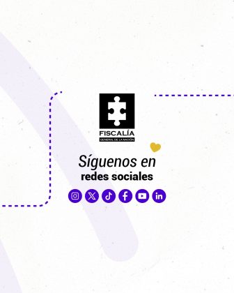 Parte gráfica: Centro superior: Logo de la Fiscalía General de la Nación (pieza de rompecabezas blanca sobre fondo negro). Texto destacado: “Síguenos en redes sociales”, con “Síguenos en” en cursiva y “redes sociales” en negrita. Parte inferior: Íconos circulares en color morado de las principales redes sociales: Instagram X (antes Twitter) TikTok Facebook YouTube LinkedIn Elementos decorativos: Línea punteada morada en los bordes, un trazo curvo en el fondo y un pequeño corazón amarillo a la derecha del logo. Texto: “Síguenos en redes sociales”