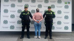 En la fotografía se encuentran tres personas dos de ellas uniformados de la Policía y una de ellas la capturada